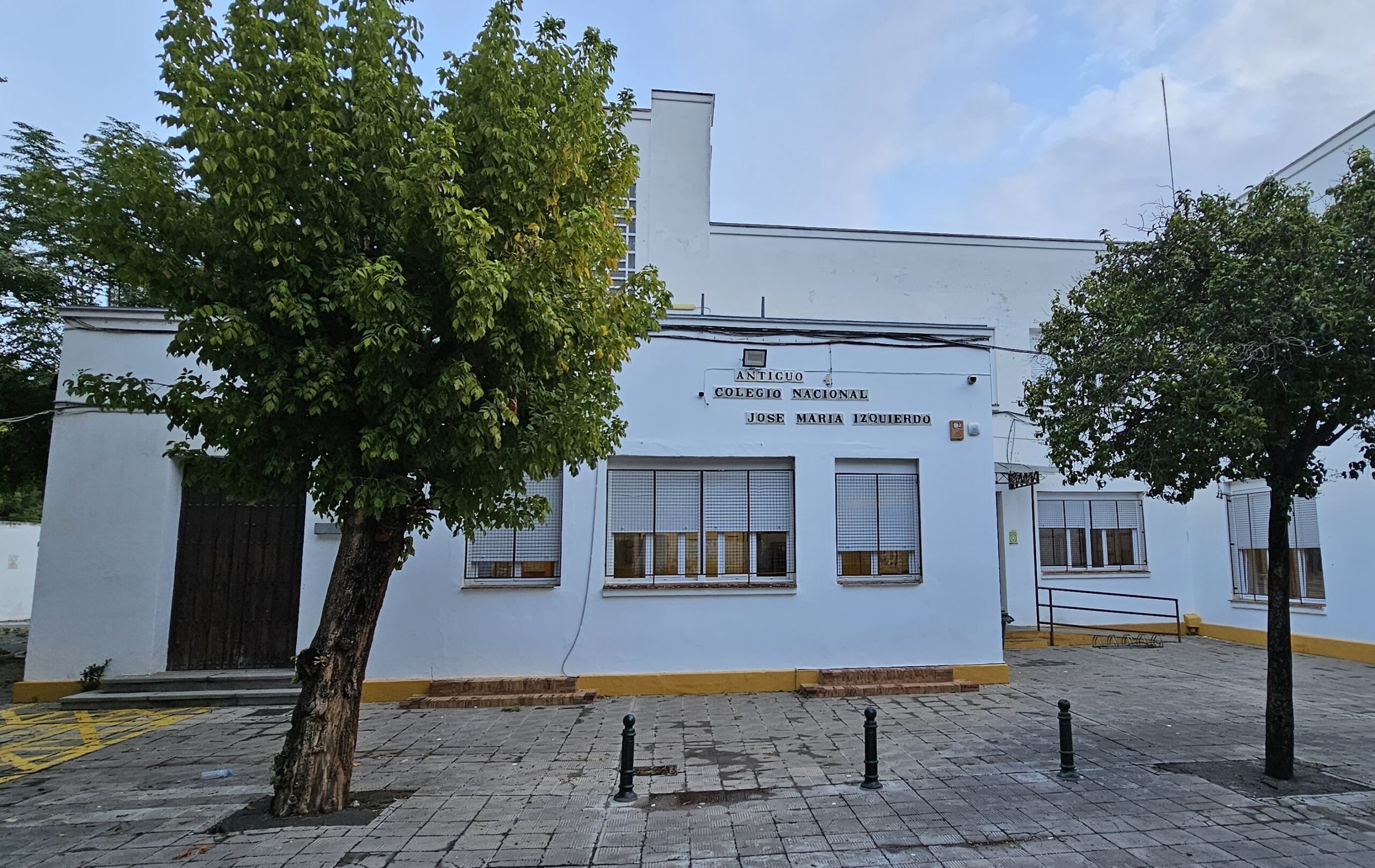 Fachada del edificio del IPEP Sevilla, antiguo Colegio Nacional José María Izquierdo, en Triana